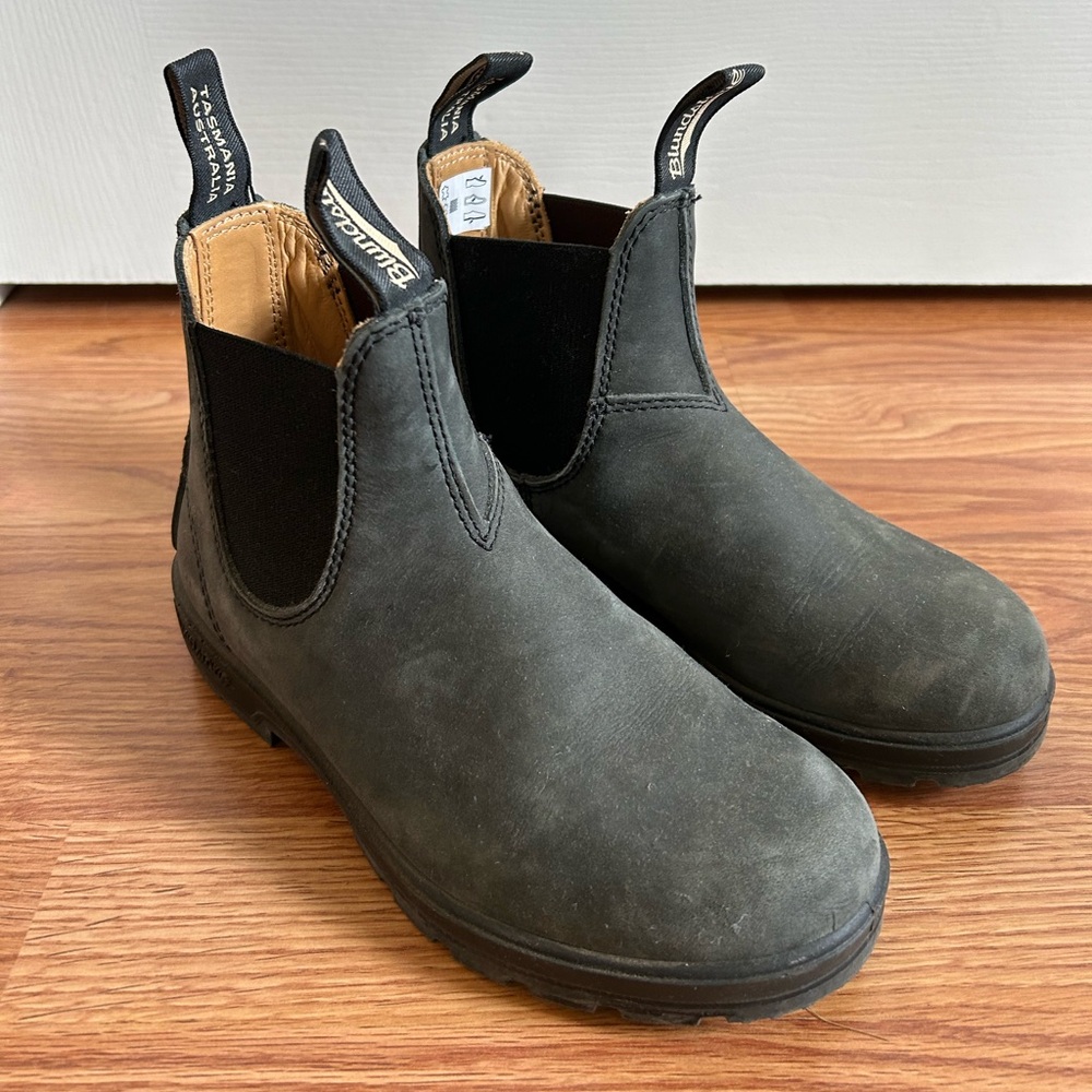 Gently worn rustic black Blundstone. Size 3 equivalent to women’s size 6.